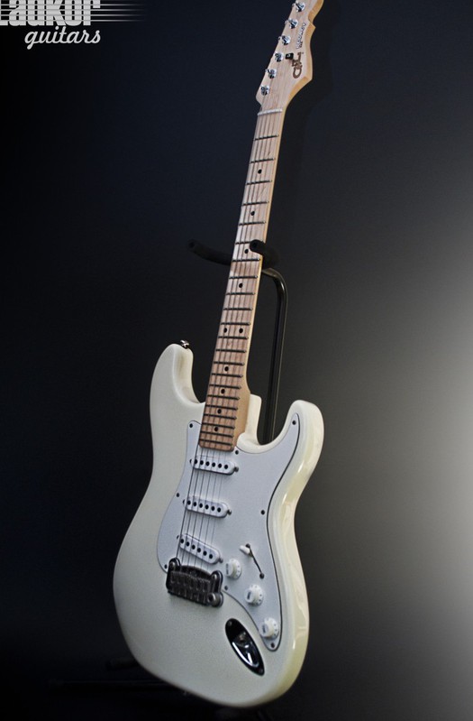 G&L Legacy Stratocaster USA White